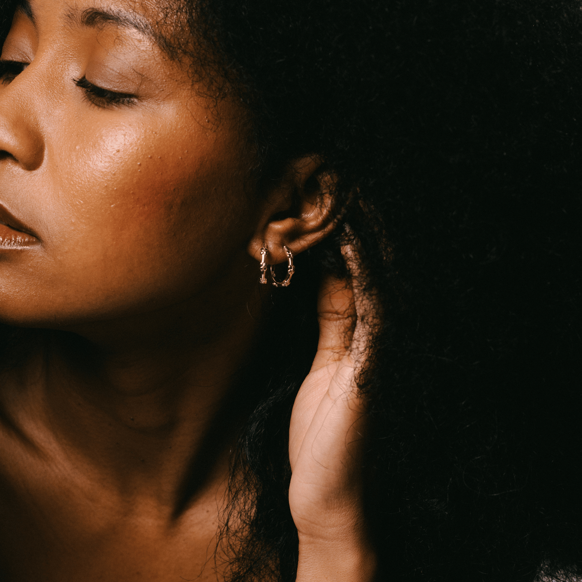 The hydrangea hoops double stacked on a woman.
