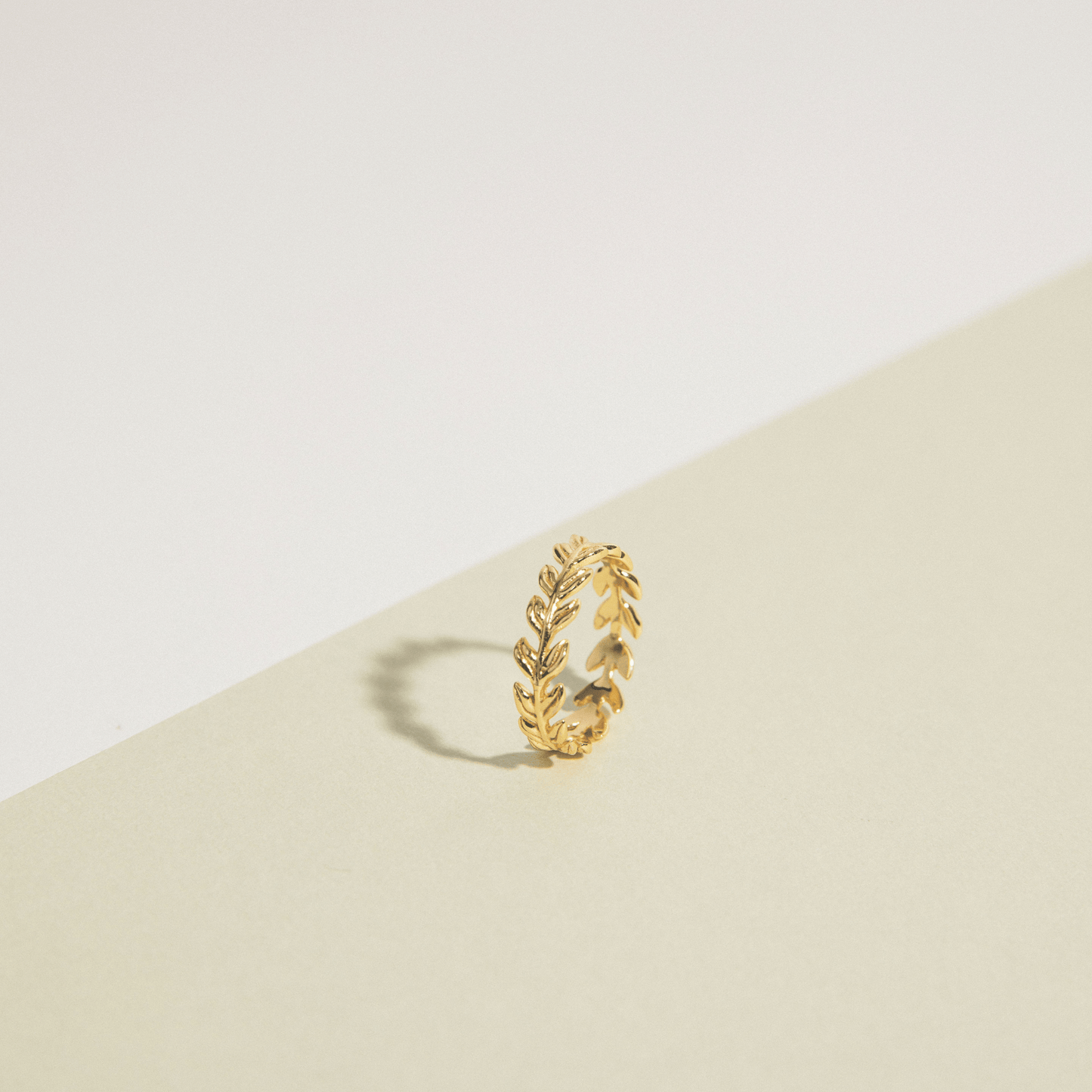 The queen of the forest ring is a golden band shaped like a laurel crown.