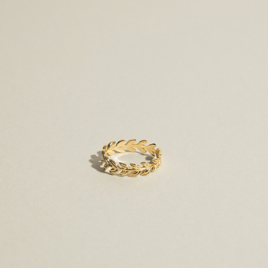 The queen of the forest ring is a golden band shaped like a laurel crown.